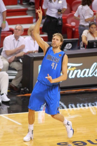 Superstar Dirk Nowitzki gewinnt mit den Dallas Mavericks den NBA-Titel.