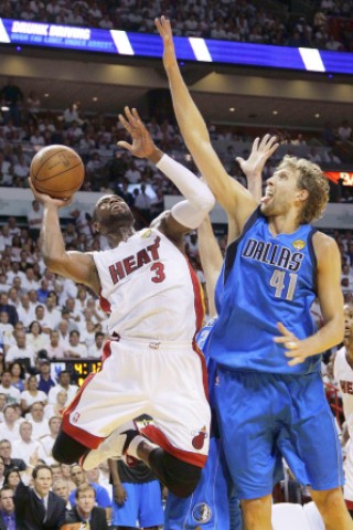 Superstar Dirk Nowitzki gewinnt mit den Dallas Mavericks den NBA-Titel.