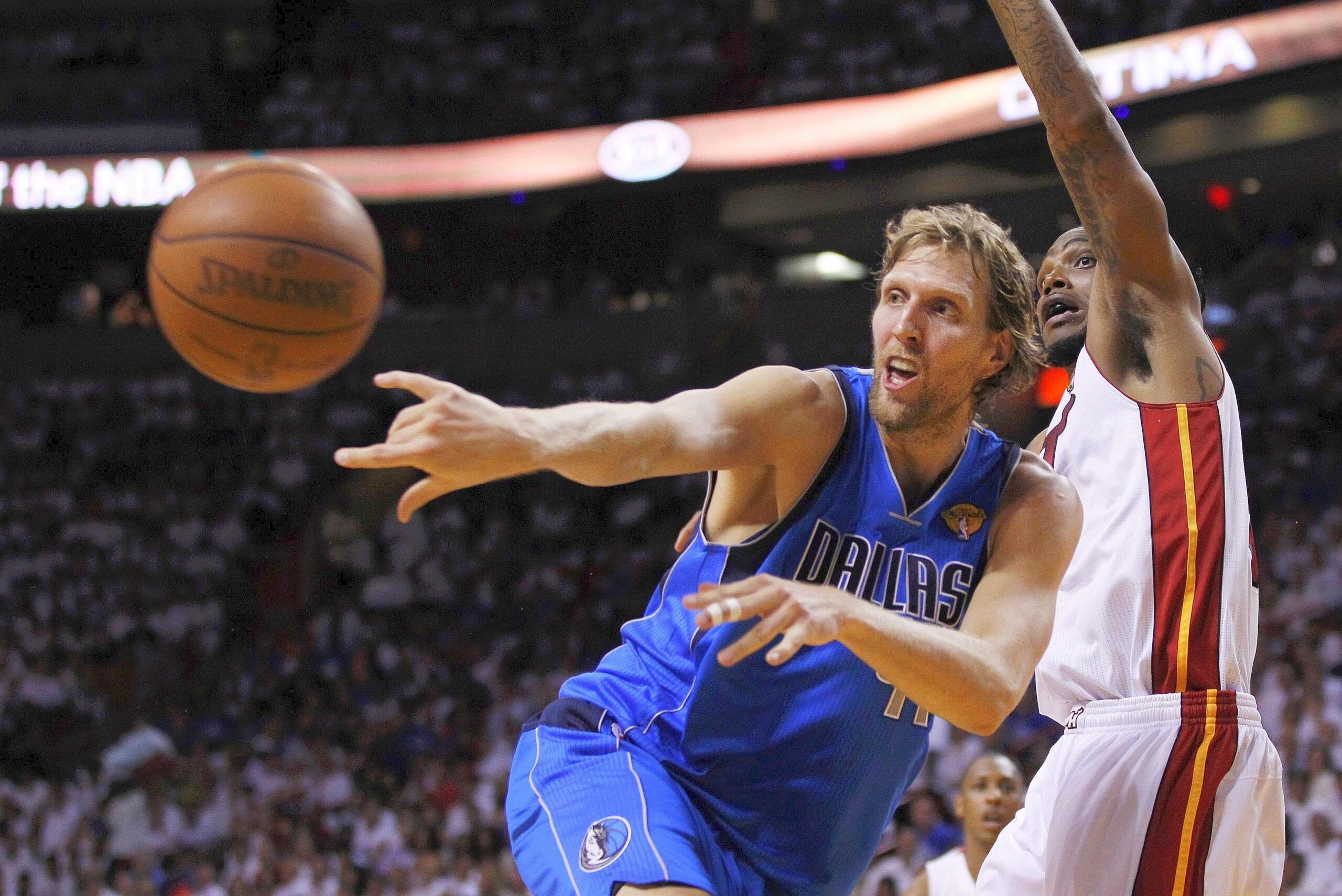 Superstar Dirk Nowitzki gewinnt mit den Dallas Mavericks den NBA-Titel.