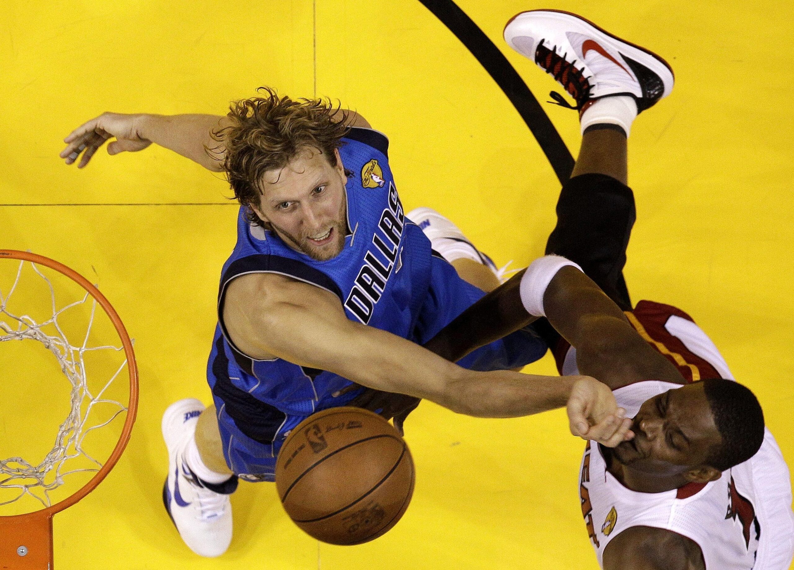 Superstar Dirk Nowitzki gewinnt mit den Dallas Mavericks den NBA-Titel.