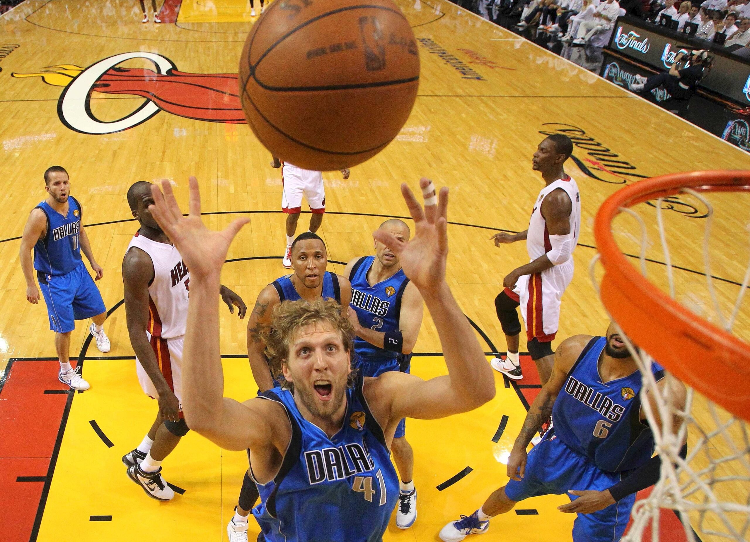 Superstar Dirk Nowitzki gewinnt mit den Dallas Mavericks den NBA-Titel.