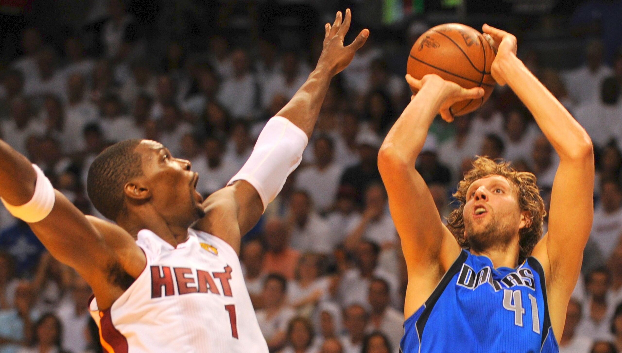 Superstar Dirk Nowitzki gewinnt mit den Dallas Mavericks den NBA-Titel.