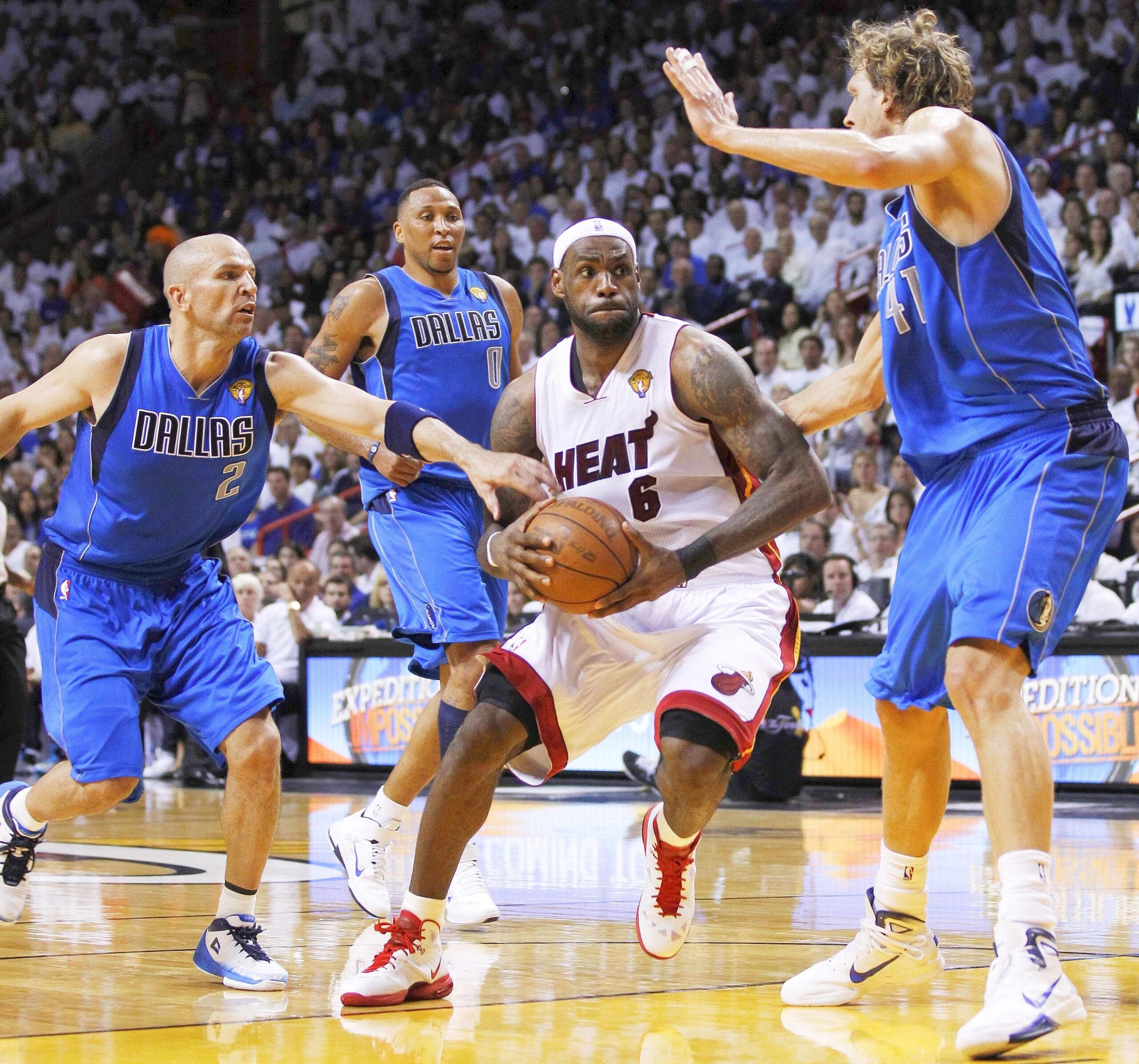 Superstar Dirk Nowitzki gewinnt mit den Dallas Mavericks den NBA-Titel.