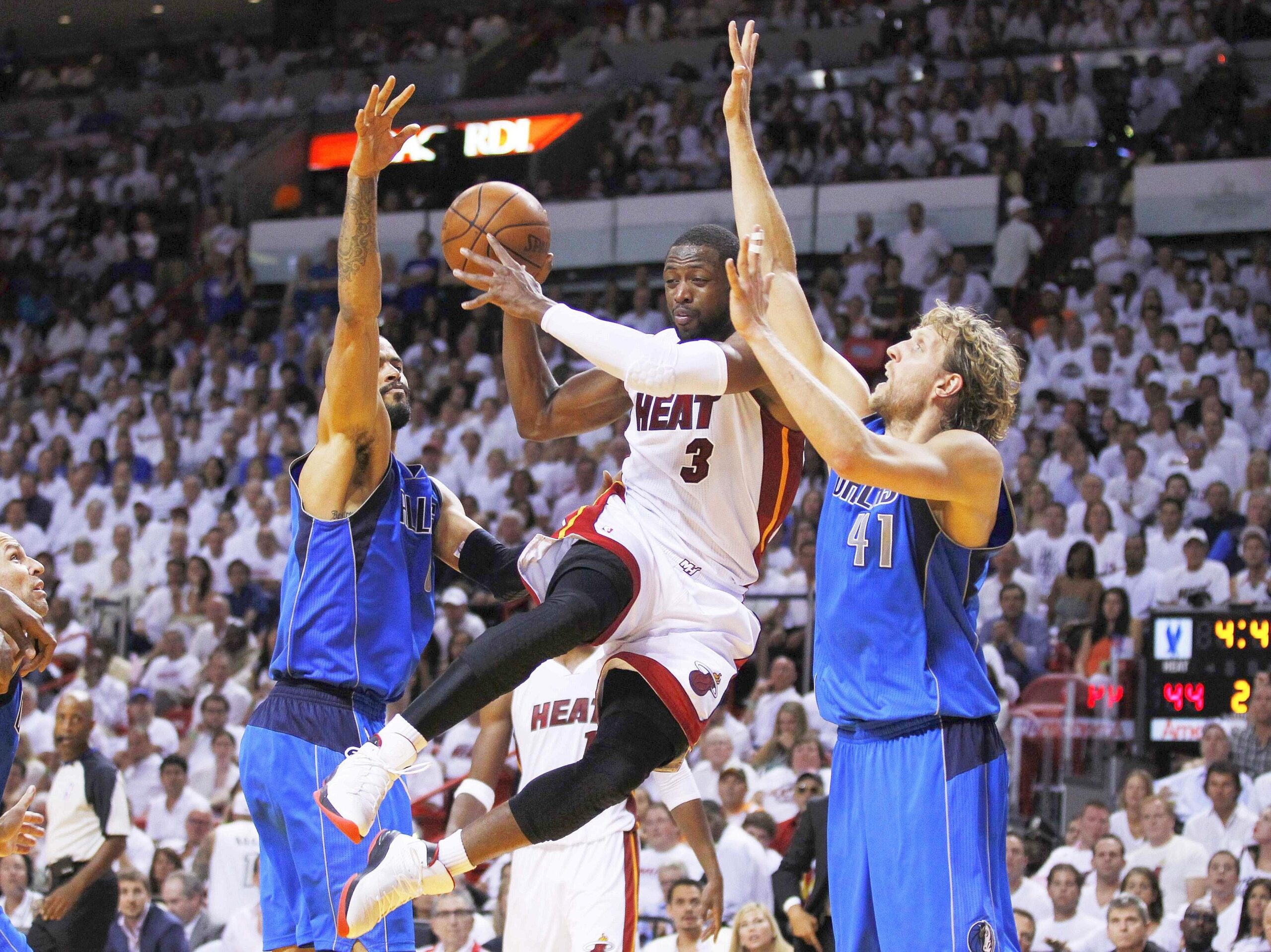 Superstar Dirk Nowitzki gewinnt mit den Dallas Mavericks den NBA-Titel.