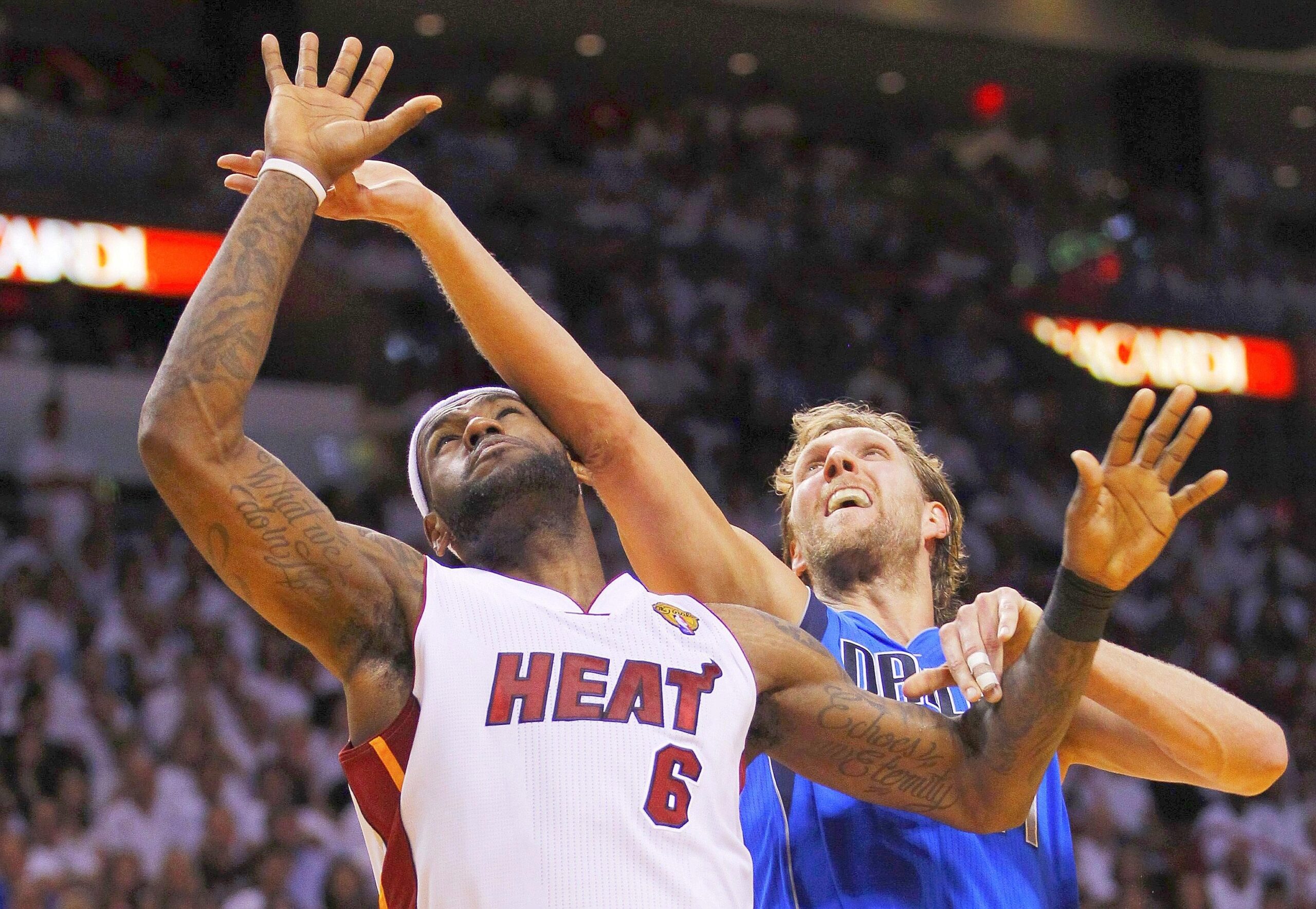 Superstar Dirk Nowitzki gewinnt mit den Dallas Mavericks den NBA-Titel.