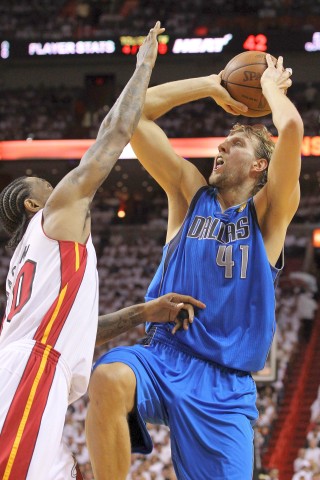 Superstar Dirk Nowitzki gewinnt mit den Dallas Mavericks den NBA-Titel.