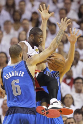 Superstar Dirk Nowitzki gewinnt mit den Dallas Mavericks den NBA-Titel.