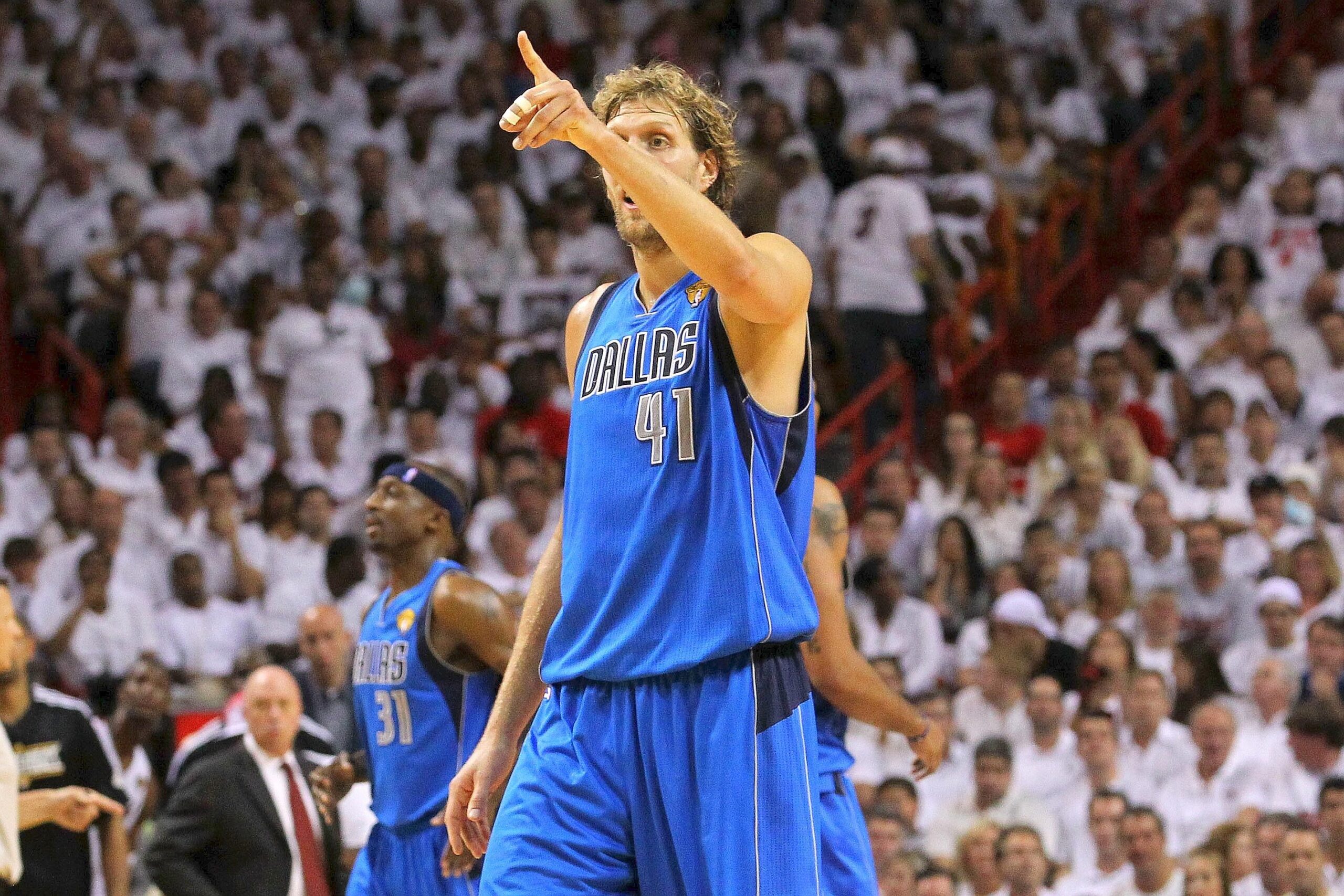 Superstar Dirk Nowitzki gewinnt mit den Dallas Mavericks den NBA-Titel.