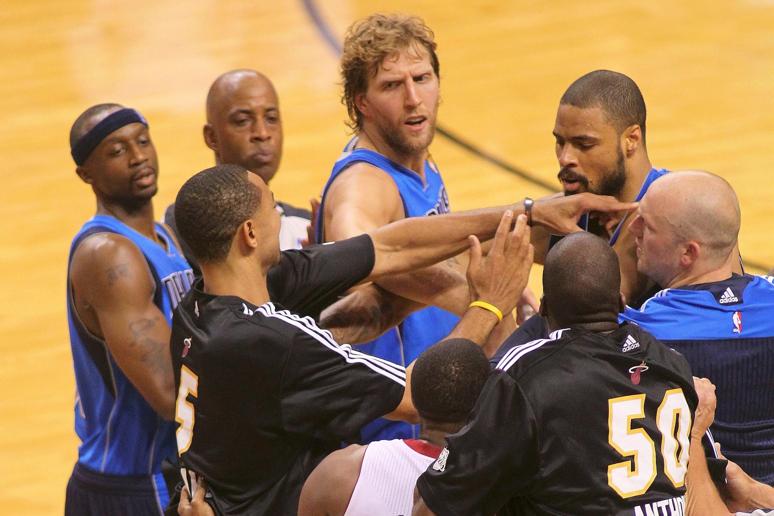 Superstar Dirk Nowitzki gewinnt mit den Dallas Mavericks den NBA-Titel.