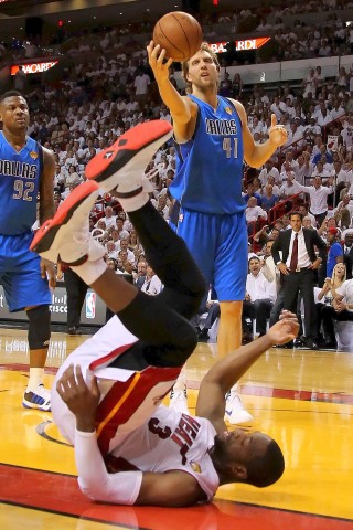 Superstar Dirk Nowitzki gewinnt mit den Dallas Mavericks den NBA-Titel.