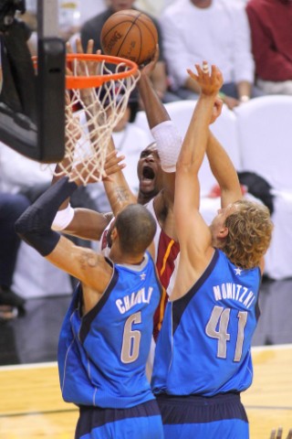 Superstar Dirk Nowitzki gewinnt mit den Dallas Mavericks den NBA-Titel.