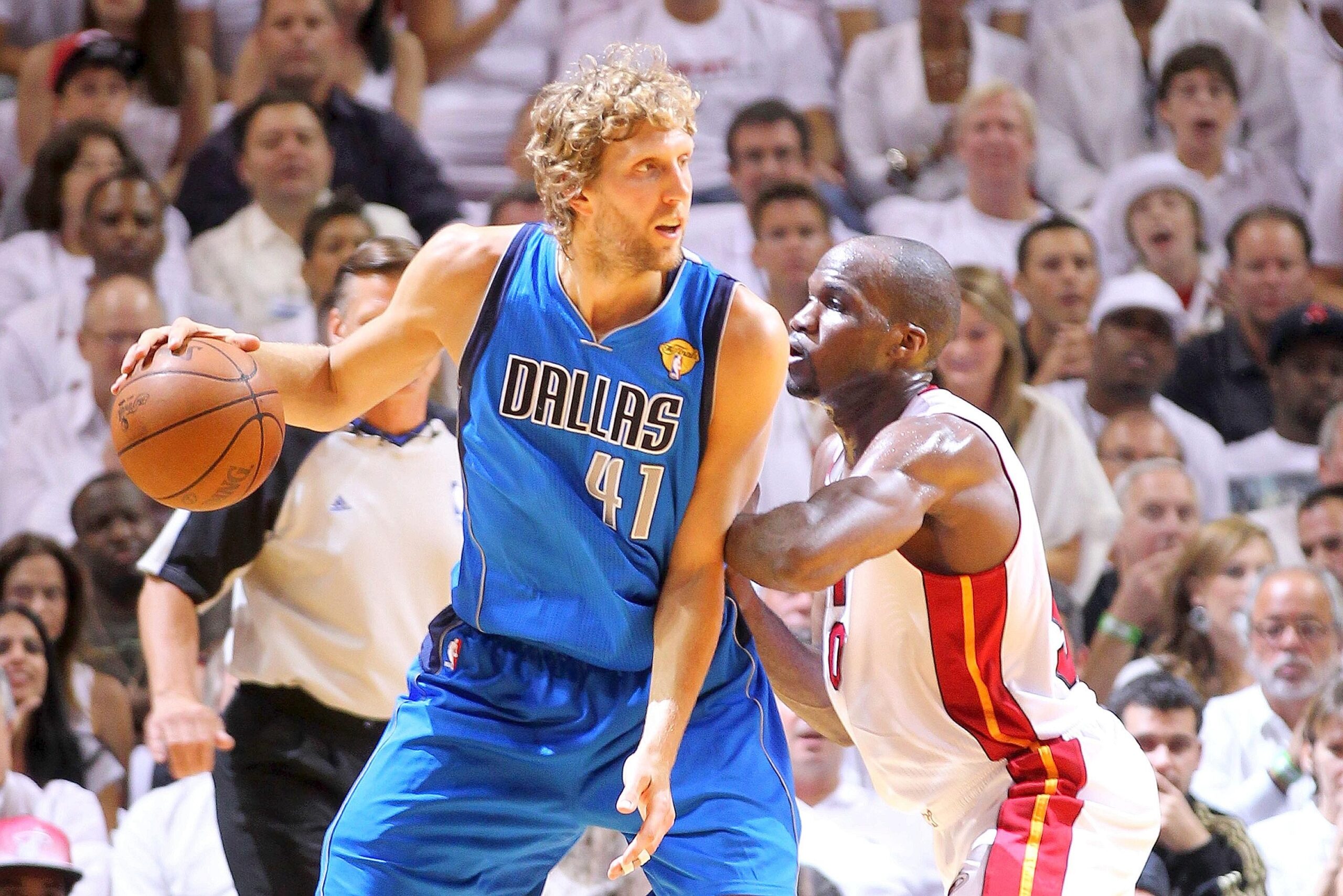 Superstar Dirk Nowitzki gewinnt mit den Dallas Mavericks den NBA-Titel.