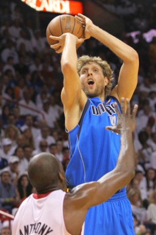 Superstar Dirk Nowitzki gewinnt mit den Dallas Mavericks den NBA-Titel.