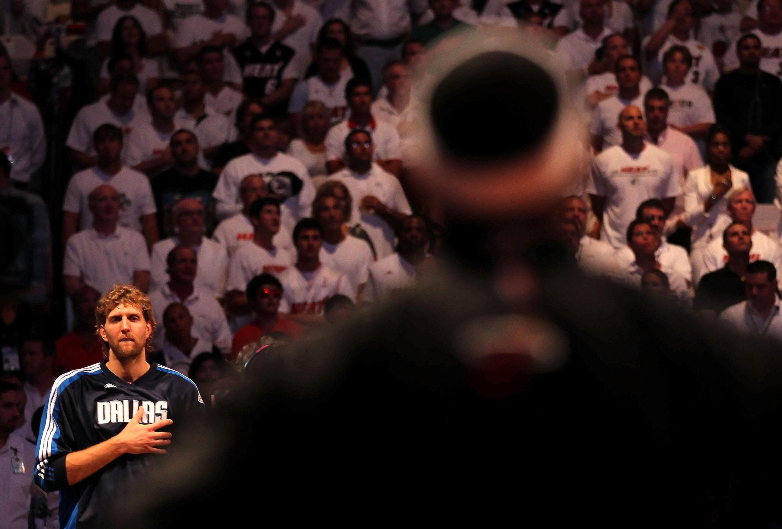 Superstar Dirk Nowitzki gewinnt mit den Dallas Mavericks den NBA-Titel.