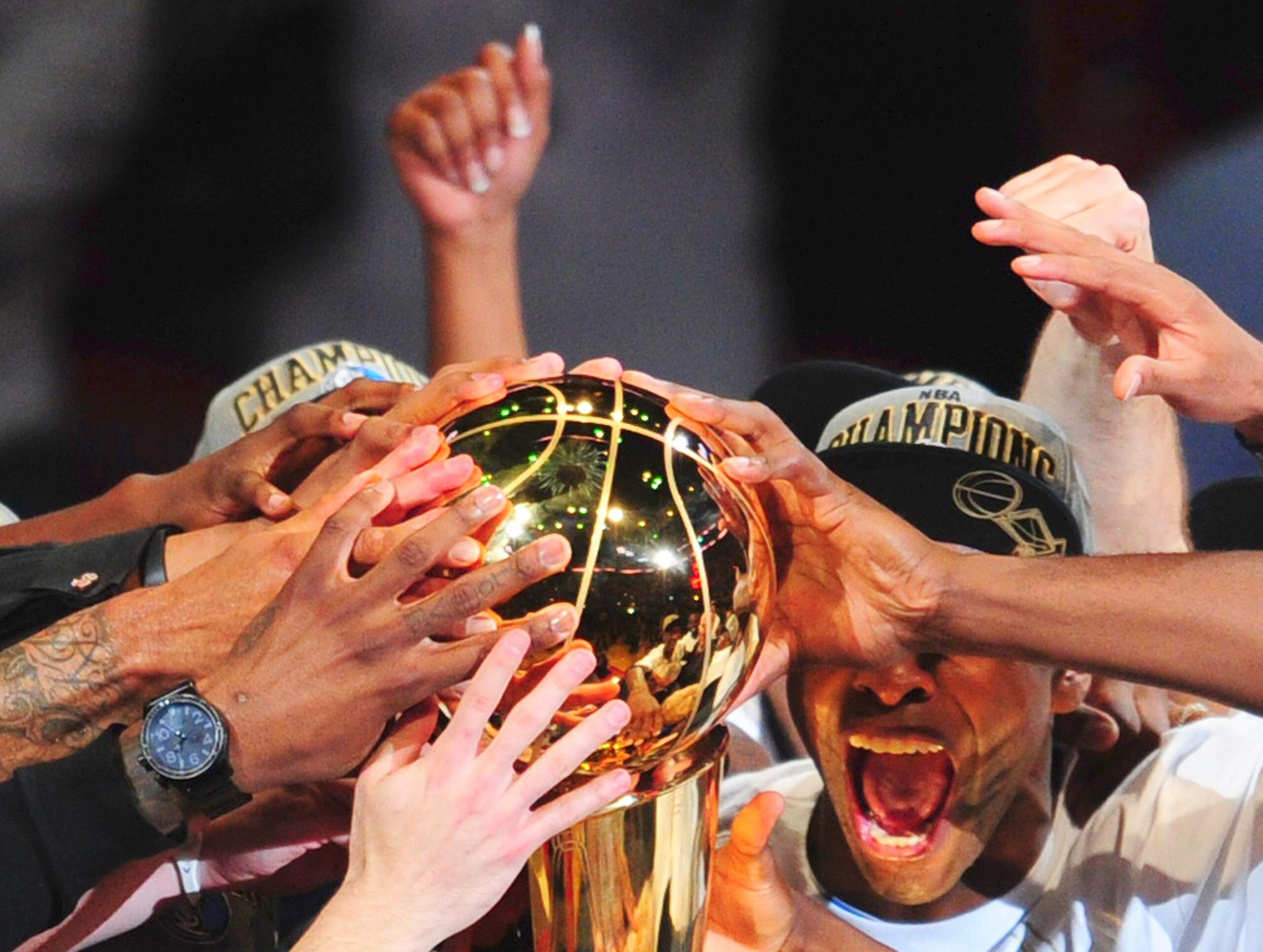 Superstar Dirk Nowitzki gewinnt mit den Dallas Mavericks den NBA-Titel.