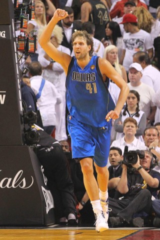 Superstar Dirk Nowitzki gewinnt mit den Dallas Mavericks den NBA-Titel.