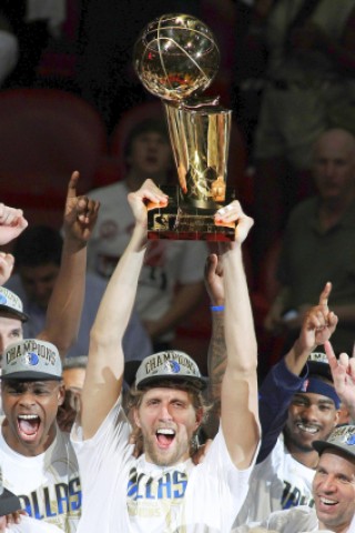 Superstar Dirk Nowitzki gewinnt mit den Dallas Mavericks den NBA-Titel.