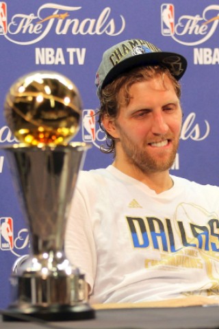 Superstar Dirk Nowitzki gewinnt mit den Dallas Mavericks den NBA-Titel.