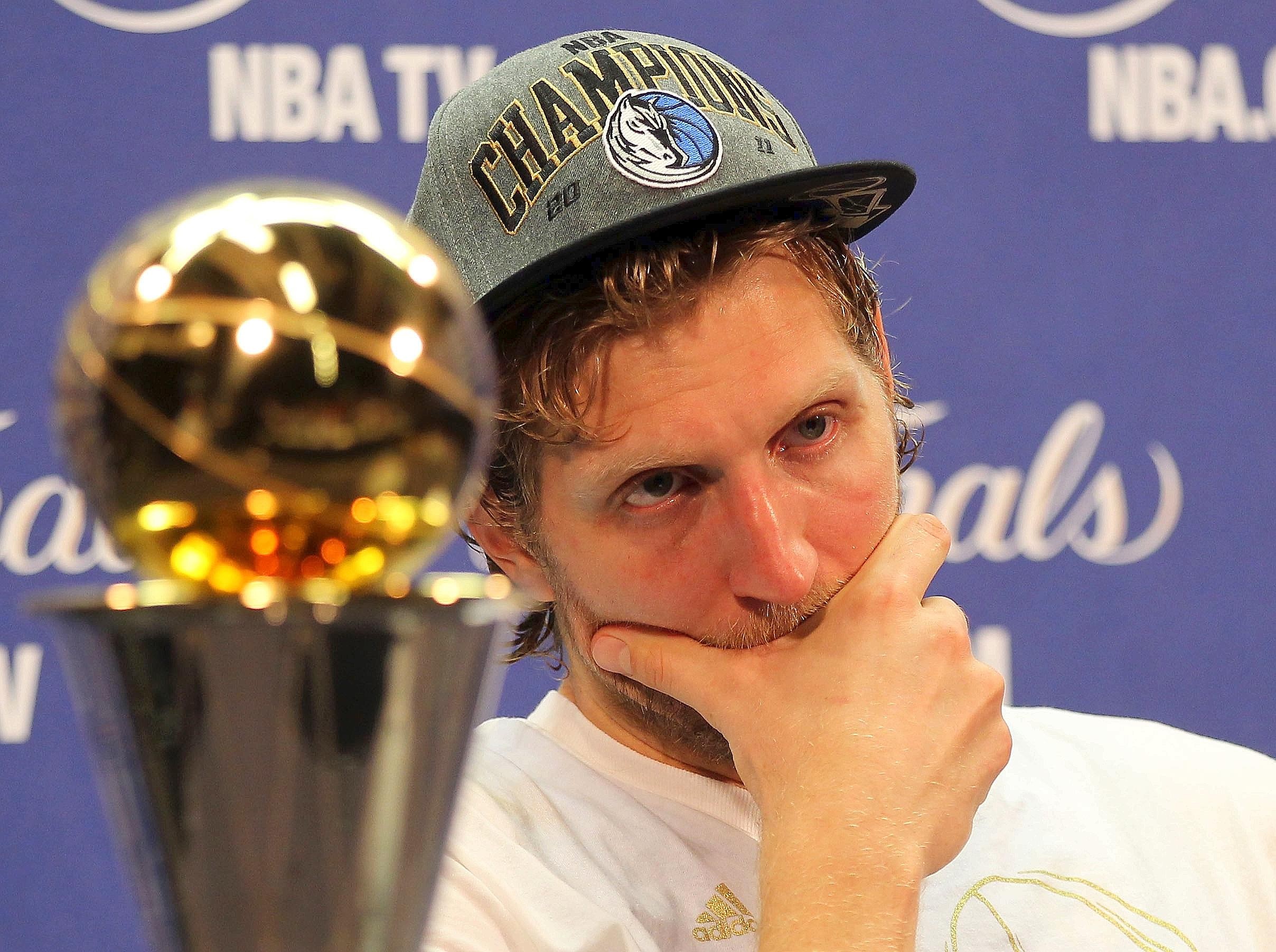 Superstar Dirk Nowitzki gewinnt mit den Dallas Mavericks den NBA-Titel.