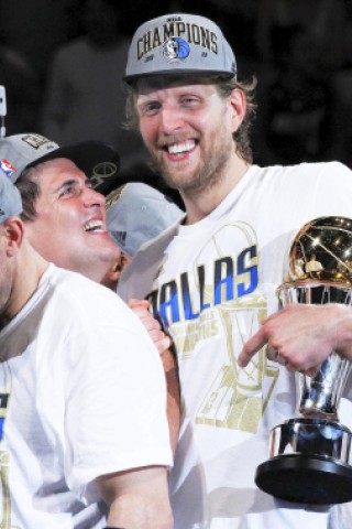 Superstar Dirk Nowitzki gewinnt mit den Dallas Mavericks den NBA-Titel.