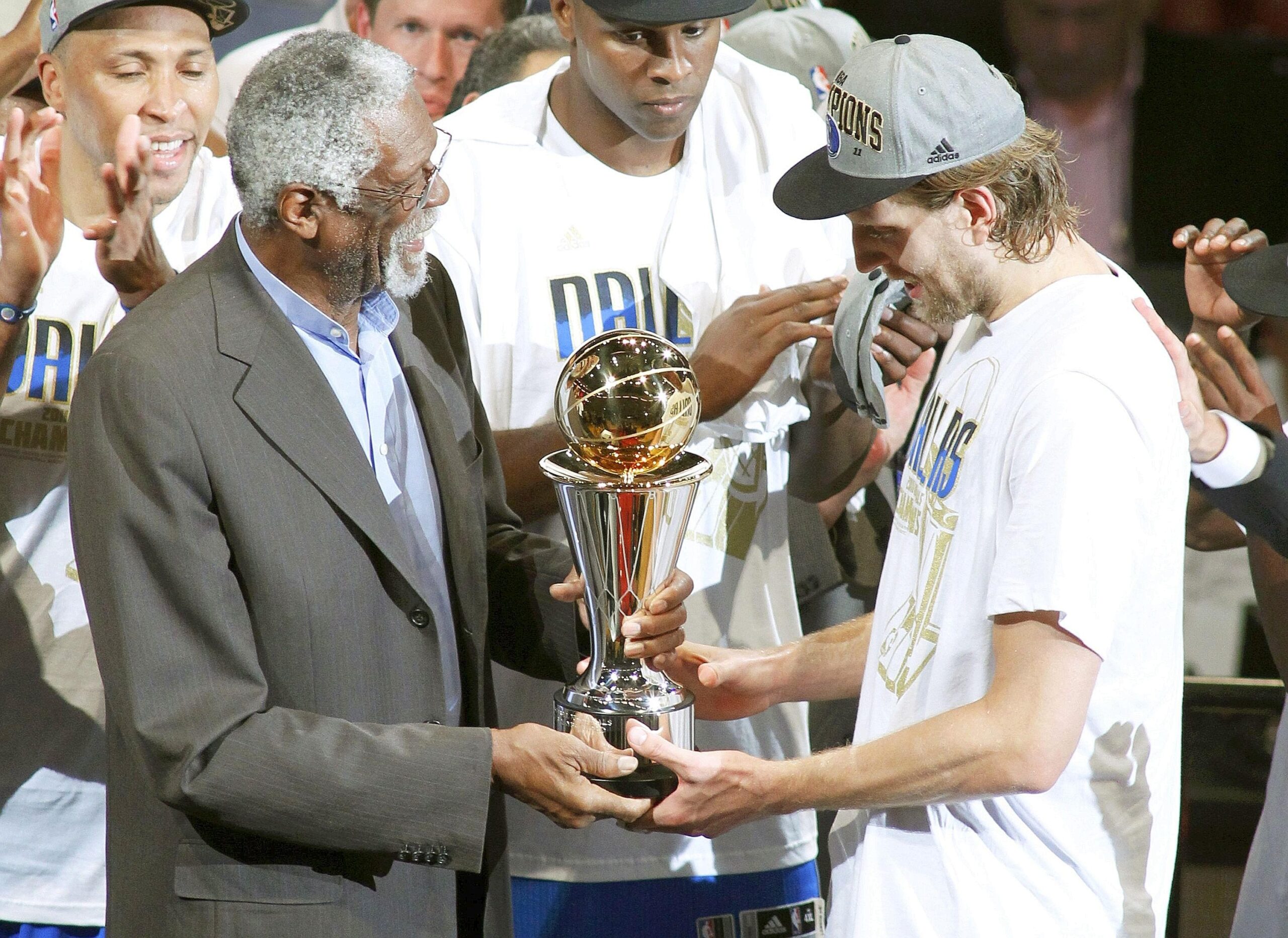 Superstar Dirk Nowitzki gewinnt mit den Dallas Mavericks den NBA-Titel.