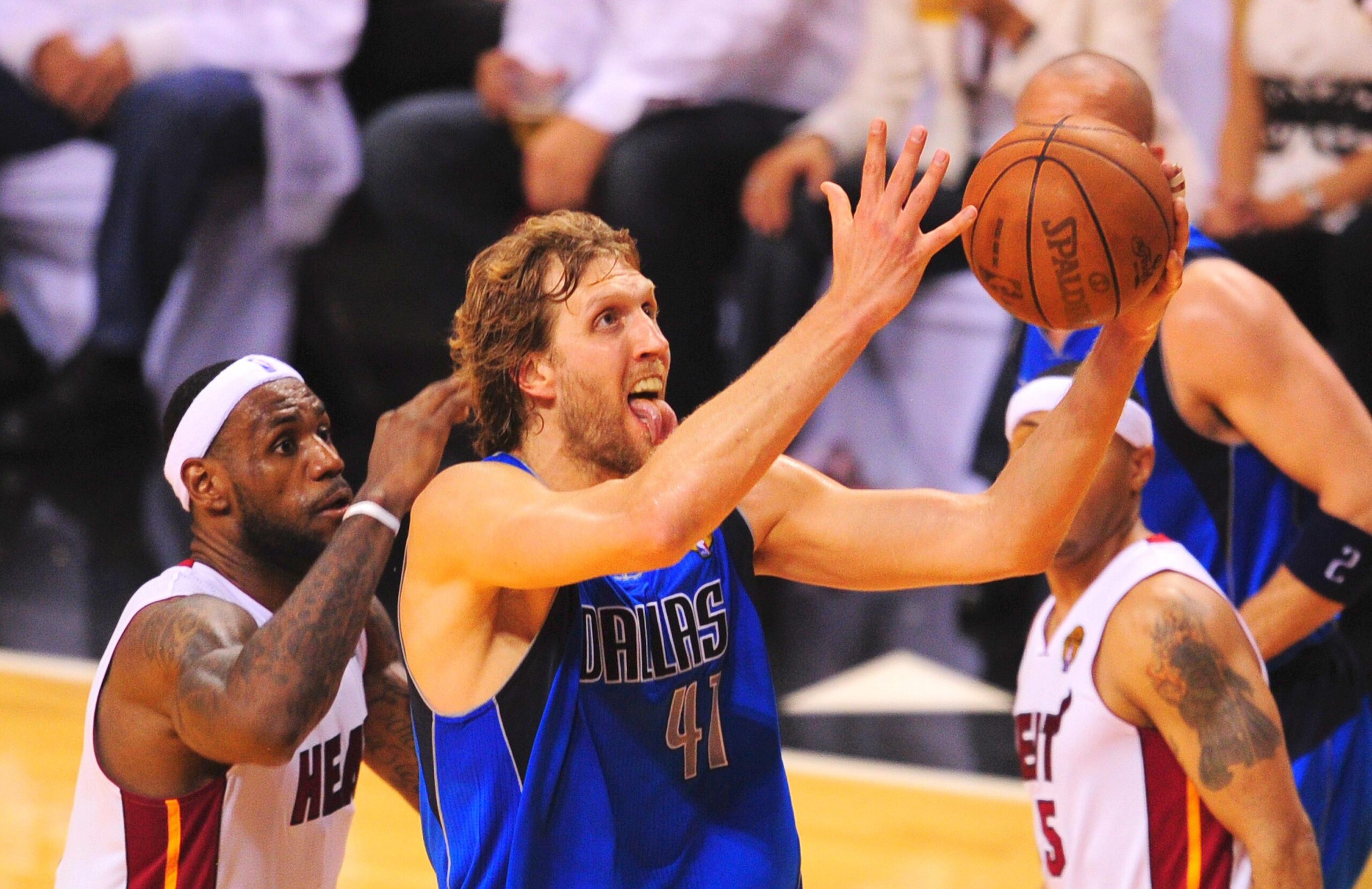 Superstar Dirk Nowitzki gewinnt mit den Dallas Mavericks den NBA-Titel.