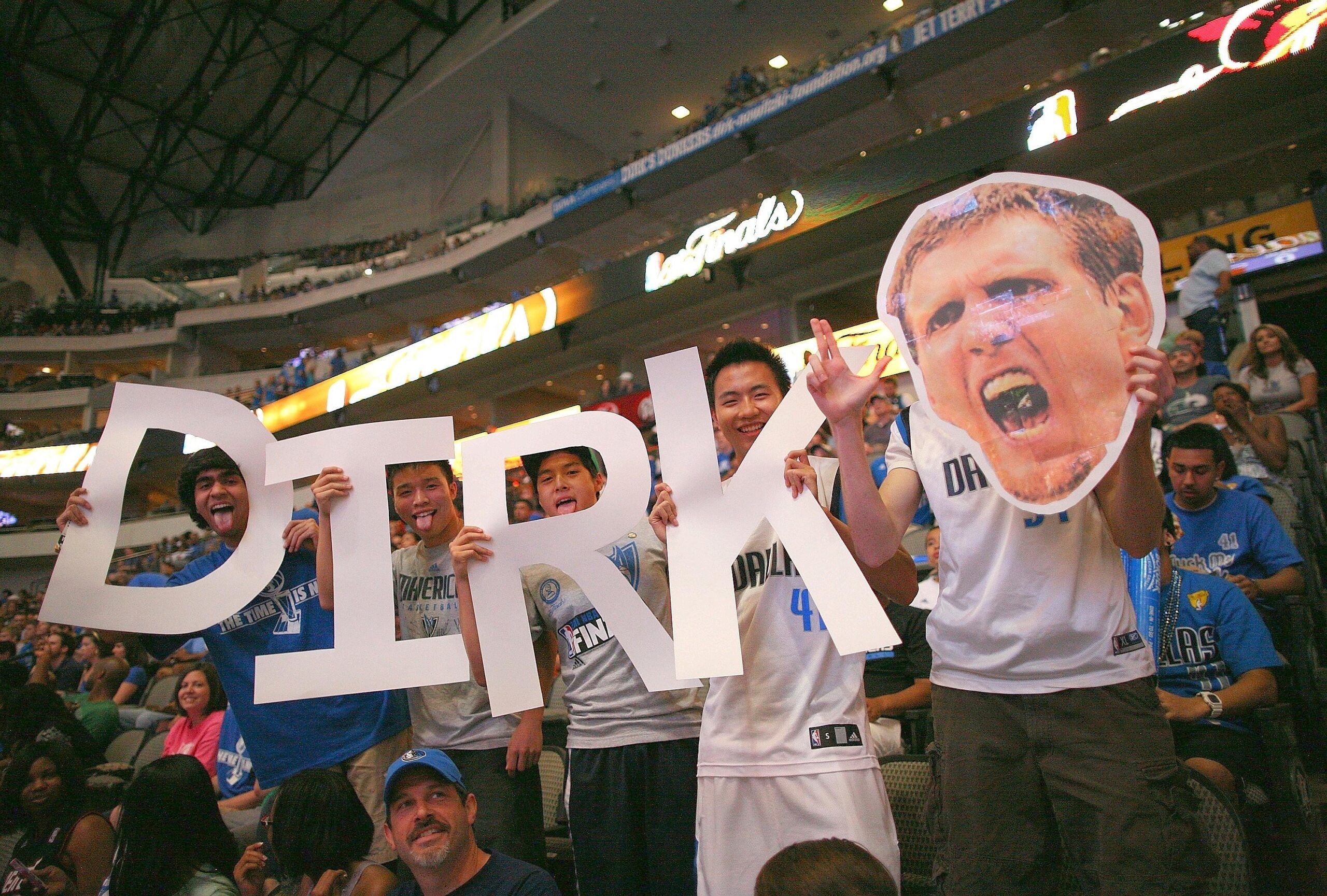 Superstar Dirk Nowitzki gewinnt mit den Dallas Mavericks den NBA-Titel.