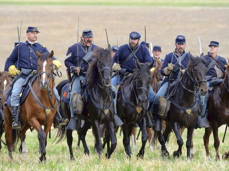 Amerikaner spielen zum 150. Jahrestag die entscheidende Schlacht des amerikanischen Bürgerkrieges in Gettysburg nach.