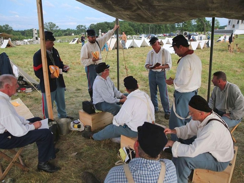 Amerikaner spielen zum 150. Jahrestag die entscheidende Schlacht des amerikanischen Bürgerkrieges in Gettysburg nach.