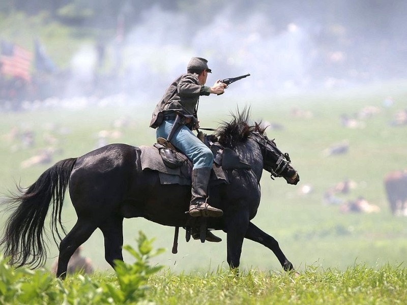 Amerikaner spielen zum 150. Jahrestag die entscheidende Schlacht des amerikanischen Bürgerkrieges in Gettysburg nach.