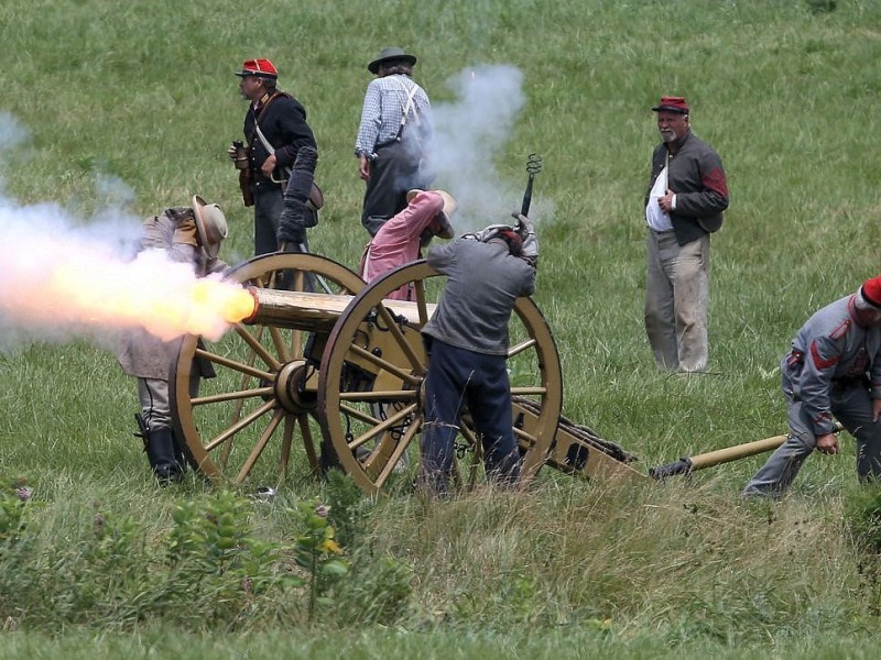 Amerikaner spielen zum 150. Jahrestag die entscheidende Schlacht des amerikanischen Bürgerkrieges in Gettysburg nach.