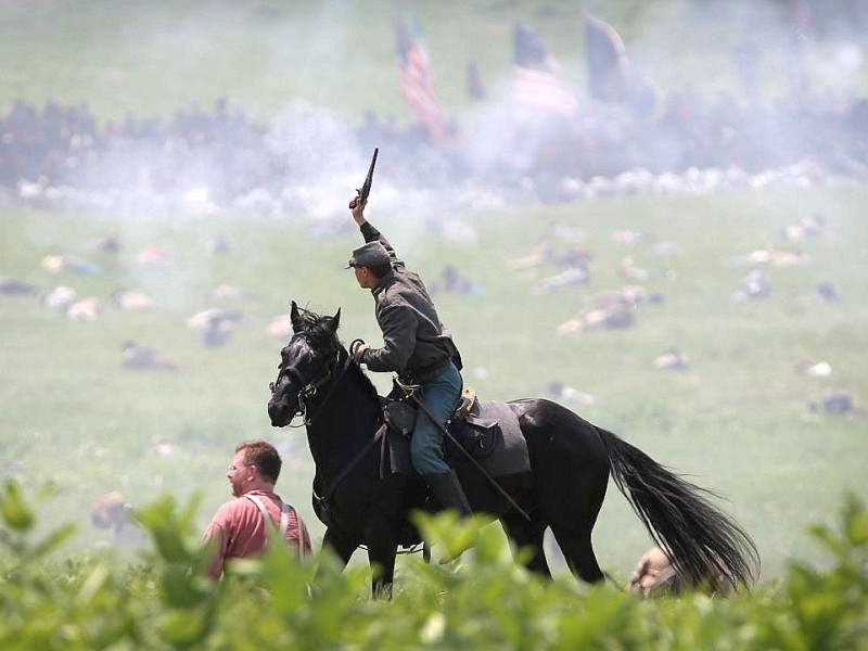 Amerikaner spielen zum 150. Jahrestag die entscheidende Schlacht des amerikanischen Bürgerkrieges in Gettysburg nach.