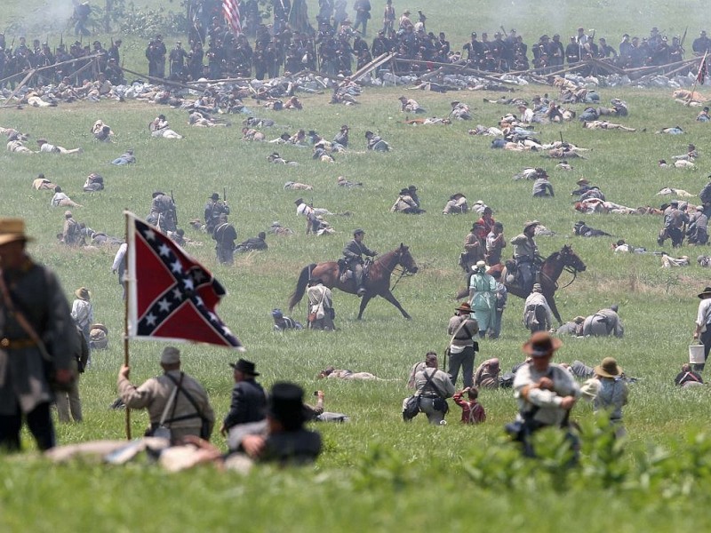 Amerikaner spielen zum 150. Jahrestag die entscheidende Schlacht des amerikanischen Bürgerkrieges in Gettysburg nach.