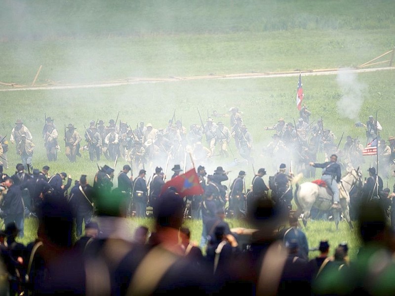 Amerikaner spielen zum 150. Jahrestag die entscheidende Schlacht des amerikanischen Bürgerkrieges in Gettysburg nach.