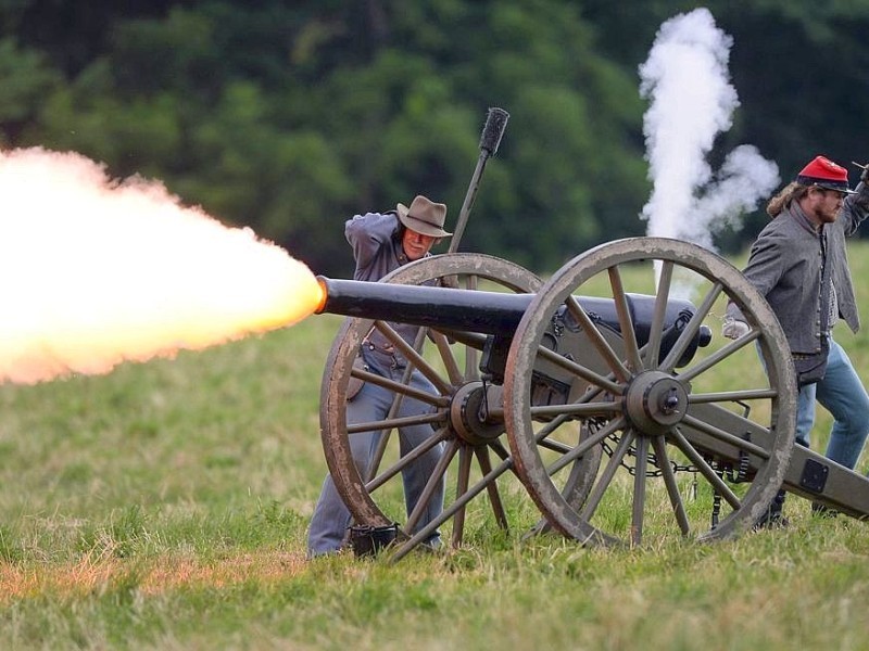 Amerikaner spielen zum 150. Jahrestag die entscheidende Schlacht des amerikanischen Bürgerkrieges in Gettysburg nach.