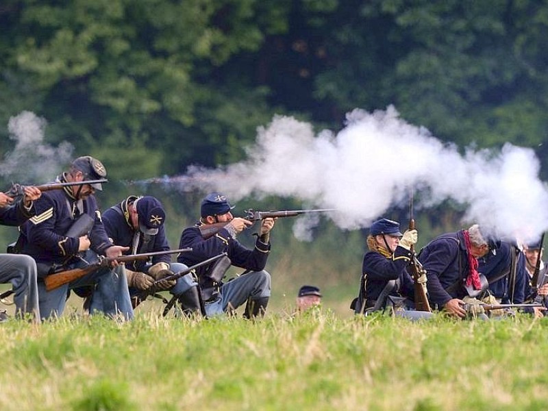 Amerikaner spielen zum 150. Jahrestag die entscheidende Schlacht des amerikanischen Bürgerkrieges in Gettysburg nach.