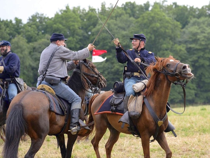 Amerikaner spielen zum 150. Jahrestag die entscheidende Schlacht des amerikanischen Bürgerkrieges in Gettysburg nach.