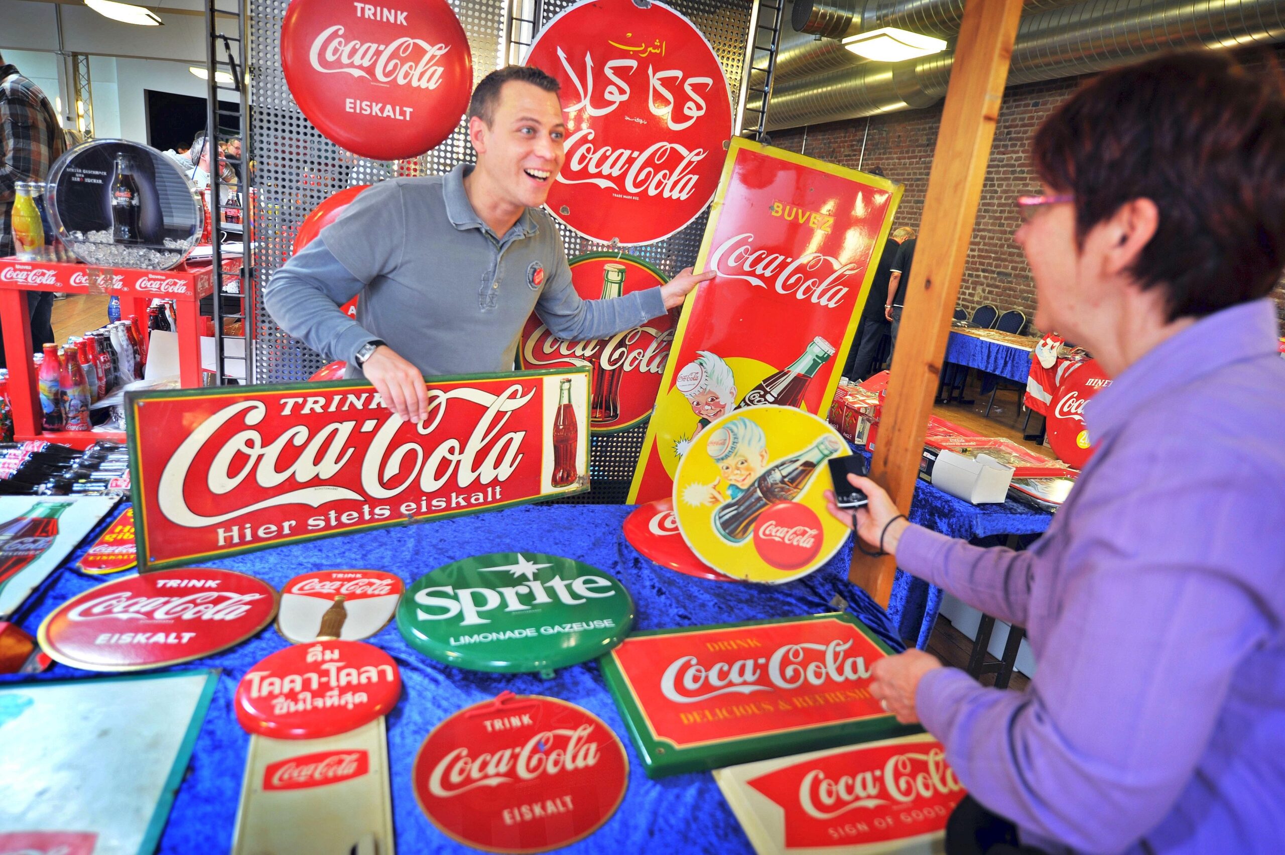 Zur 18. Internationalen Coca-Cola Sammler Börse in der Essener Dampfbierbrauerei treffen sich zahlreiche SammlerFoto Ulrich von Born / WAZ FotoPool