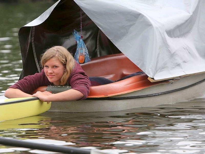 Am Start: Diese junge Dame hält die Boote fest