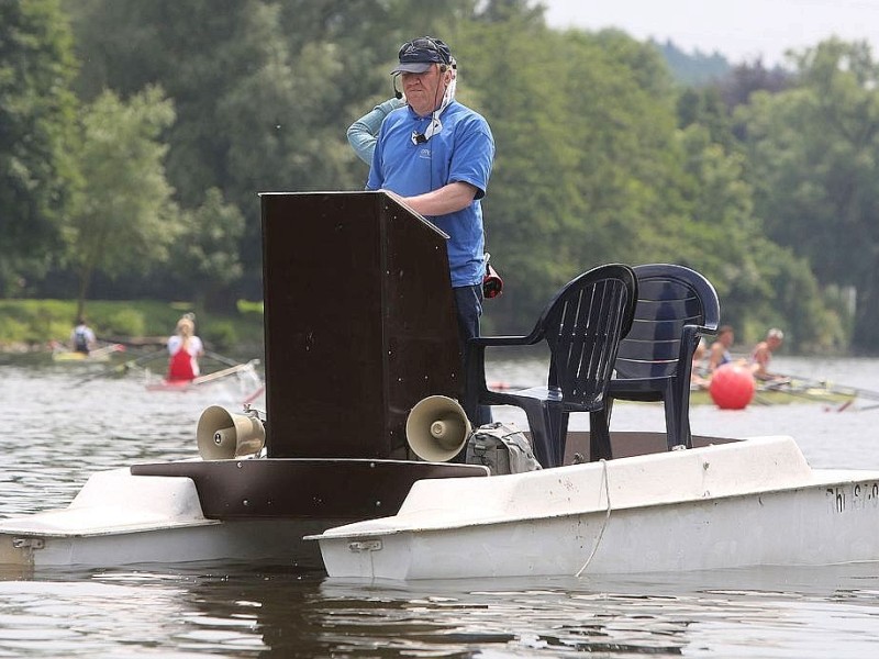 Auf dem Wasser wird das Startsignal erteilt