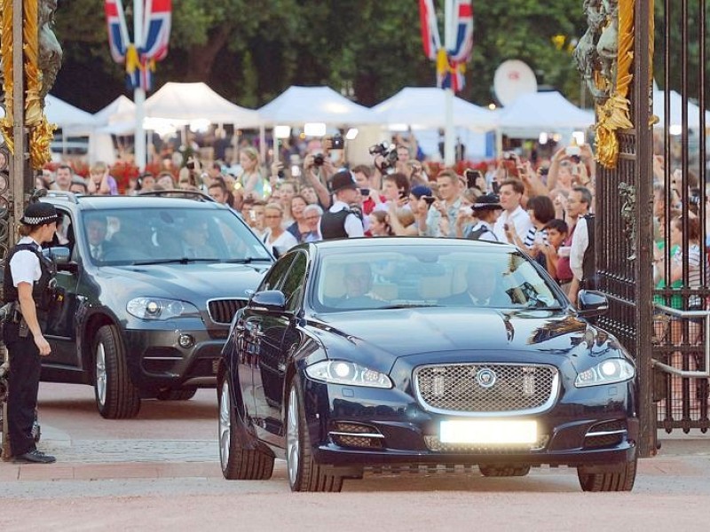 ... um die offizielle Mitteilung über die Geburt zum Buckingham Palace zu bringen. Dort...