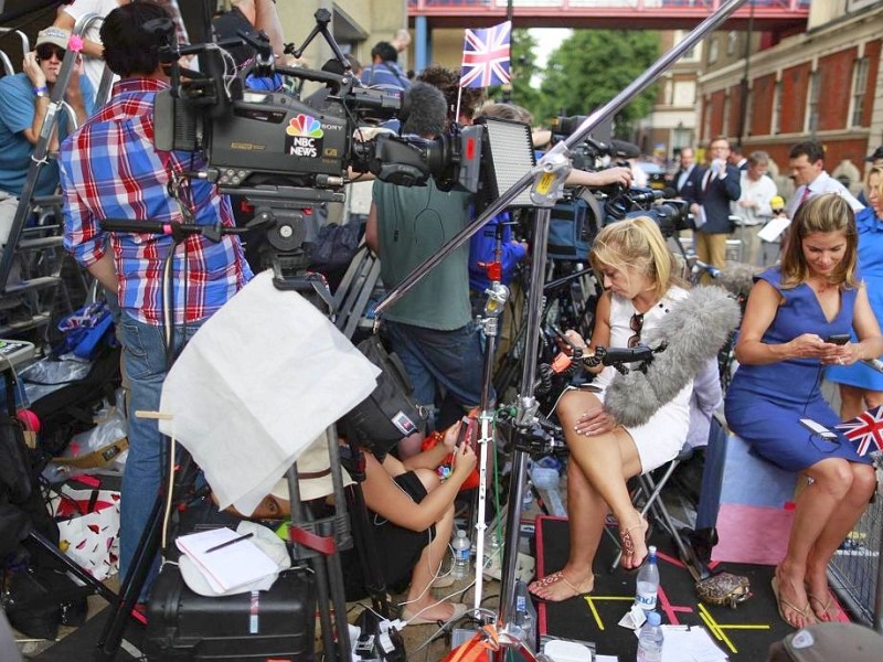 ... hatten Journalisten vor dem Krankenhaus gewartet. Am Abend...