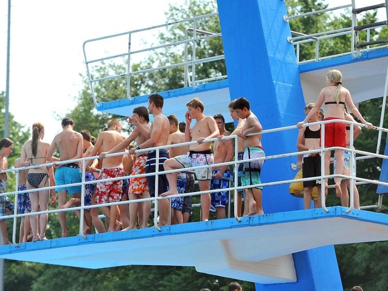 Sommer am Dienstag, 23.07.2013 im Freibad Gladbeck. Bereit um 12 Uhr zählten die Betreiber mehr als 1000 Besucher, die Abkühlung von den hohen Temperaturen suchten.Foto: Joachim Kleine-Büning/WAZ FotoPool