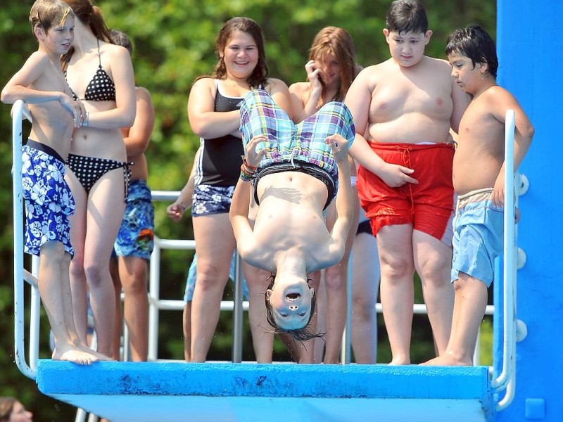 Sommer am Dienstag, 23.07.2013 im Freibad Gladbeck. Bereit um 12 Uhr zählten die Betreiber mehr als 1000 Besucher, die Abkühlung von den hohen Temperaturen suchten.Foto: Joachim Kleine-Büning/WAZ FotoPool