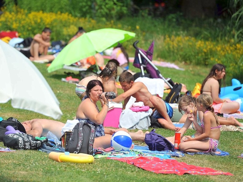 Sommer am Dienstag, 23.07.2013 im Freibad Gladbeck. Bereit um 12 Uhr zählten die Betreiber mehr als 1000 Besucher, die Abkühlung von den hohen Temperaturen suchten.Foto: Joachim Kleine-Büning/WAZ FotoPool