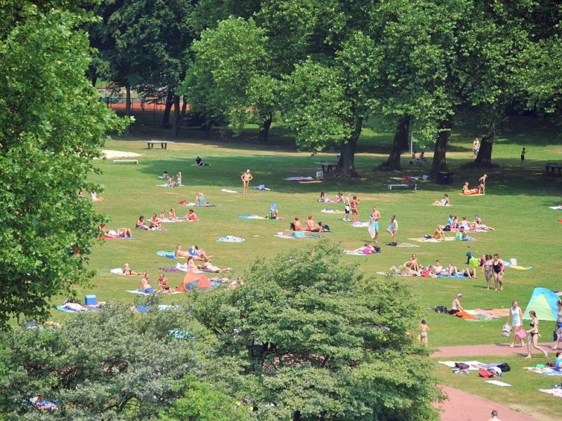 Sommer am Dienstag, 23.07.2013 im Freibad Gladbeck. Bereit um 12 Uhr zählten die Betreiber mehr als 1000 Besucher, die Abkühlung von den hohen Temperaturen suchten.Foto: Joachim Kleine-Büning/WAZ FotoPool