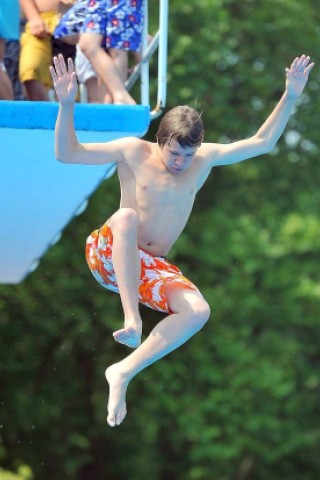 Sommer am Dienstag, 23.07.2013 im Freibad Gladbeck. Bereit um 12 Uhr zählten die Betreiber mehr als 1000 Besucher, die Abkühlung von den hohen Temperaturen suchten.Foto: Joachim Kleine-Büning/WAZ FotoPool