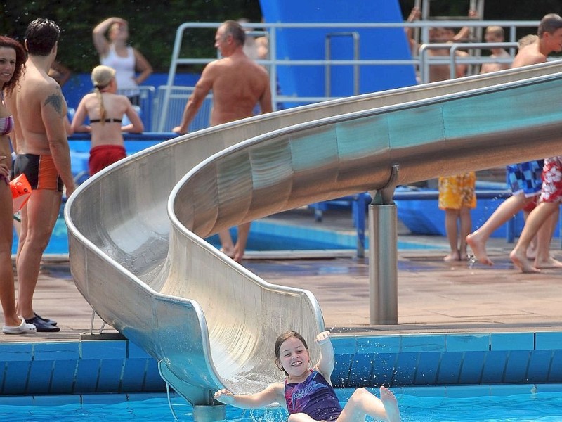 Sommer am Dienstag, 23.07.2013 im Freibad Gladbeck. Bereit um 12 Uhr zählten die Betreiber mehr als 1000 Besucher, die Abkühlung von den hohen Temperaturen suchten.Foto: Joachim Kleine-Büning/WAZ FotoPool