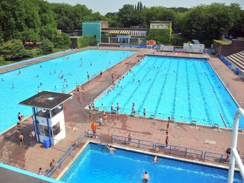 Sommer am Dienstag, 23.07.2013 im Freibad Gladbeck. Bereit um 12 Uhr zählten die Betreiber mehr als 1000 Besucher, die Abkühlung von den hohen Temperaturen suchten.Foto: Joachim Kleine-Büning/WAZ FotoPool