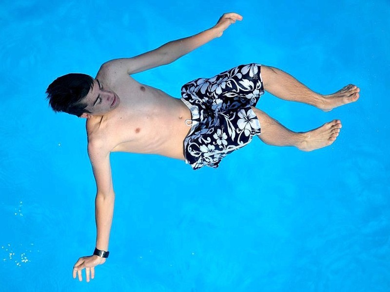 Sommer am Dienstag, 23.07.2013 im Freibad Gladbeck. Bereit um 12 Uhr zählten die Betreiber mehr als 1000 Besucher, die Abkühlung von den hohen Temperaturen suchten.Foto: Joachim Kleine-Büning/WAZ FotoPool